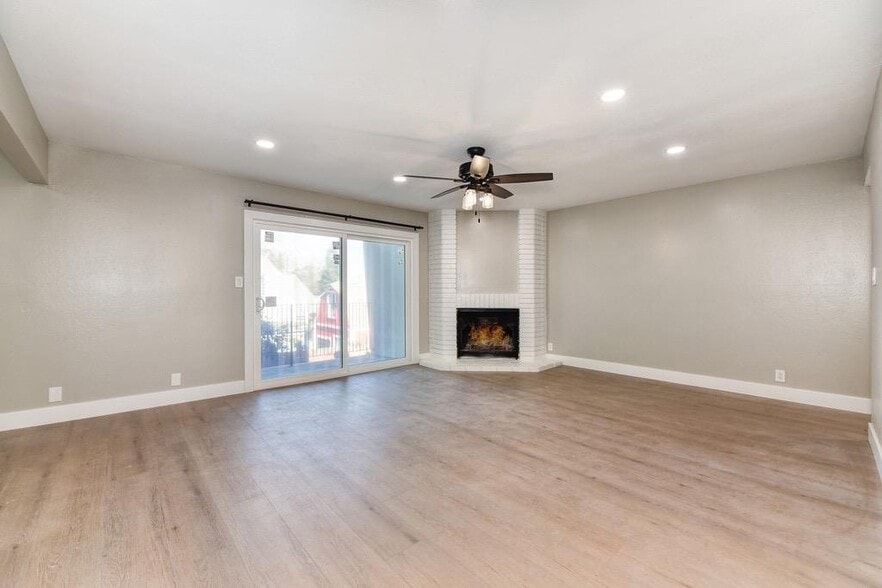 5372 Garfield Ave, Sacramento, CA for sale - Interior Photo - Image 2 of 39