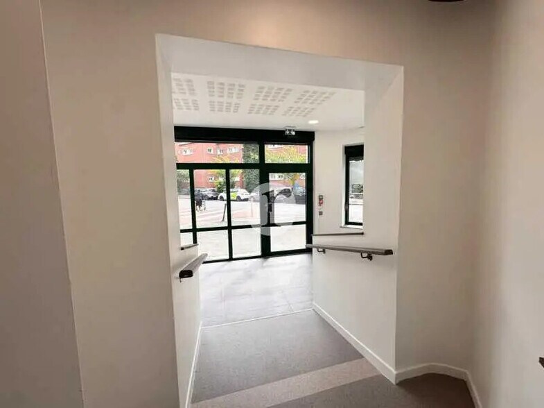 Retail in Roubaix for lease - Lobby - Image 2 of 6