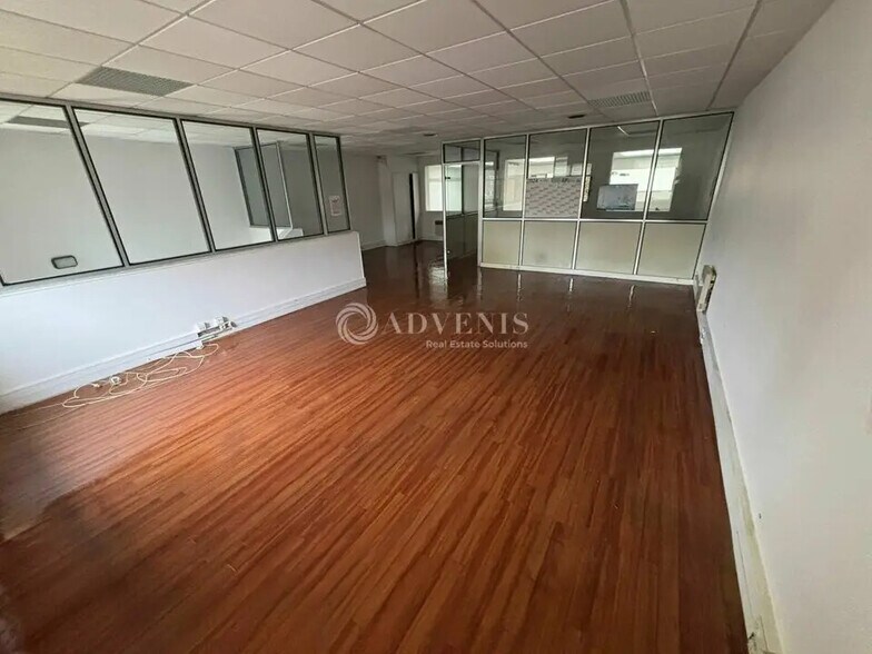 Flex in Voisins-le-Bretonneux for lease - Interior Photo - Image 2 of 5