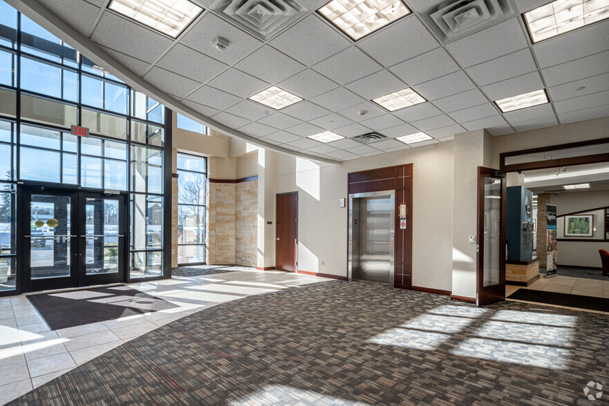 4470 W 78th Street Cir, Bloomington, MN for lease - Lobby - Image 2 of 6