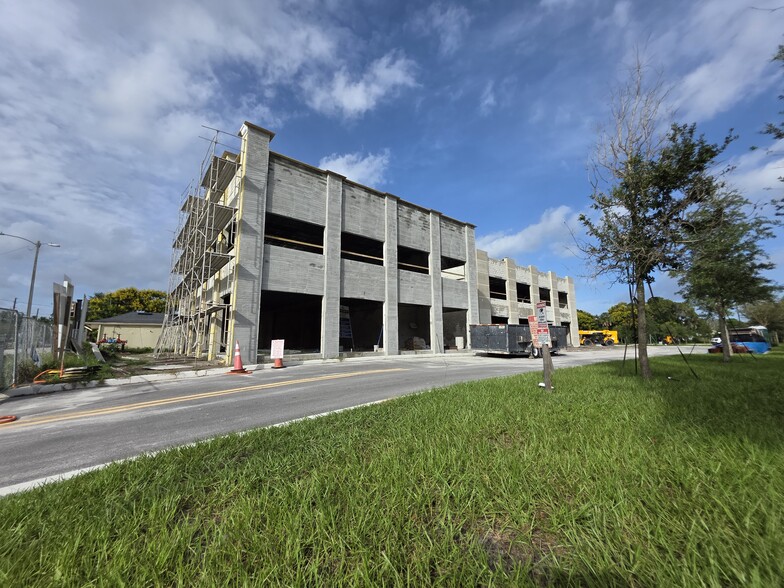 425 S Woodland Blvd, Deland, FL for lease - Building Photo - Image 1 of 24