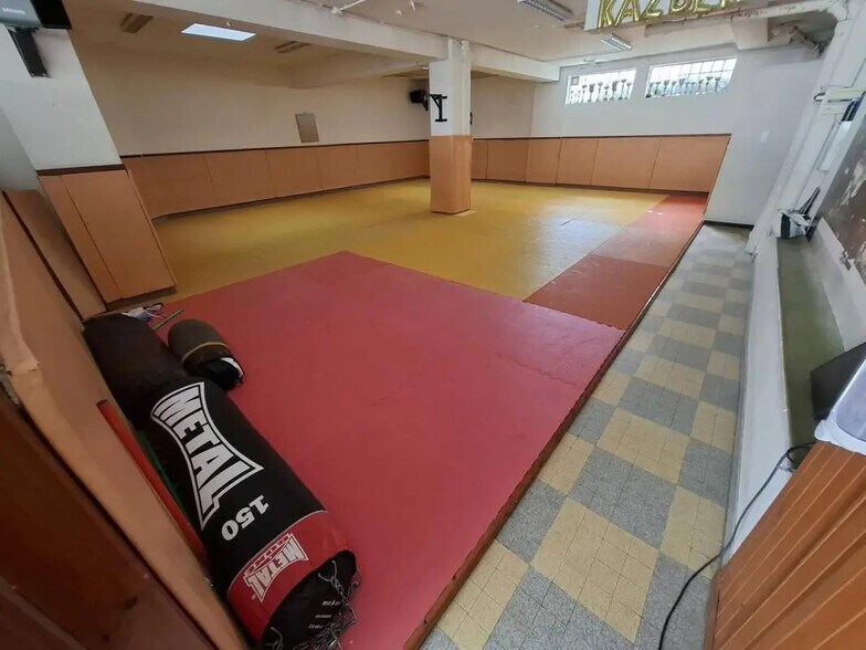 Retail in Nice for lease - Interior Photo - Image 1 of 4