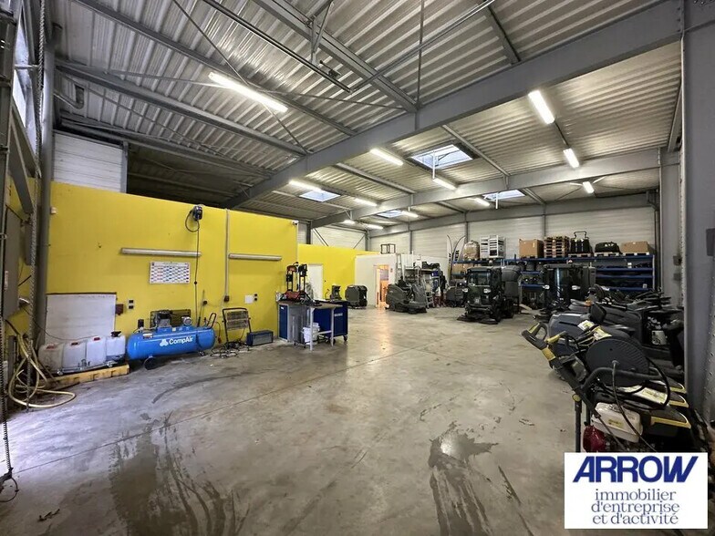 Flex in GRANDCHAMP-DES-FONTAINES for lease - Building Photo - Image 2 of 18