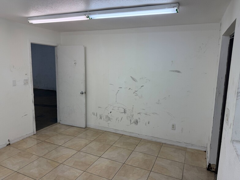 7004-7018 SW 4th St, Miami, FL for lease - Building Photo - Image 2 of 13