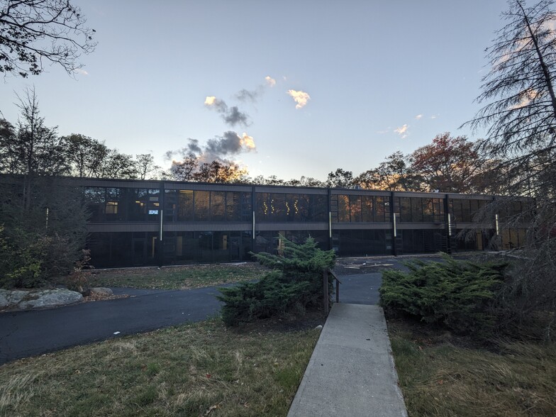 16 Sterling Lake Rd, Tuxedo Park, NY for lease - Building Photo - Image 1 of 25