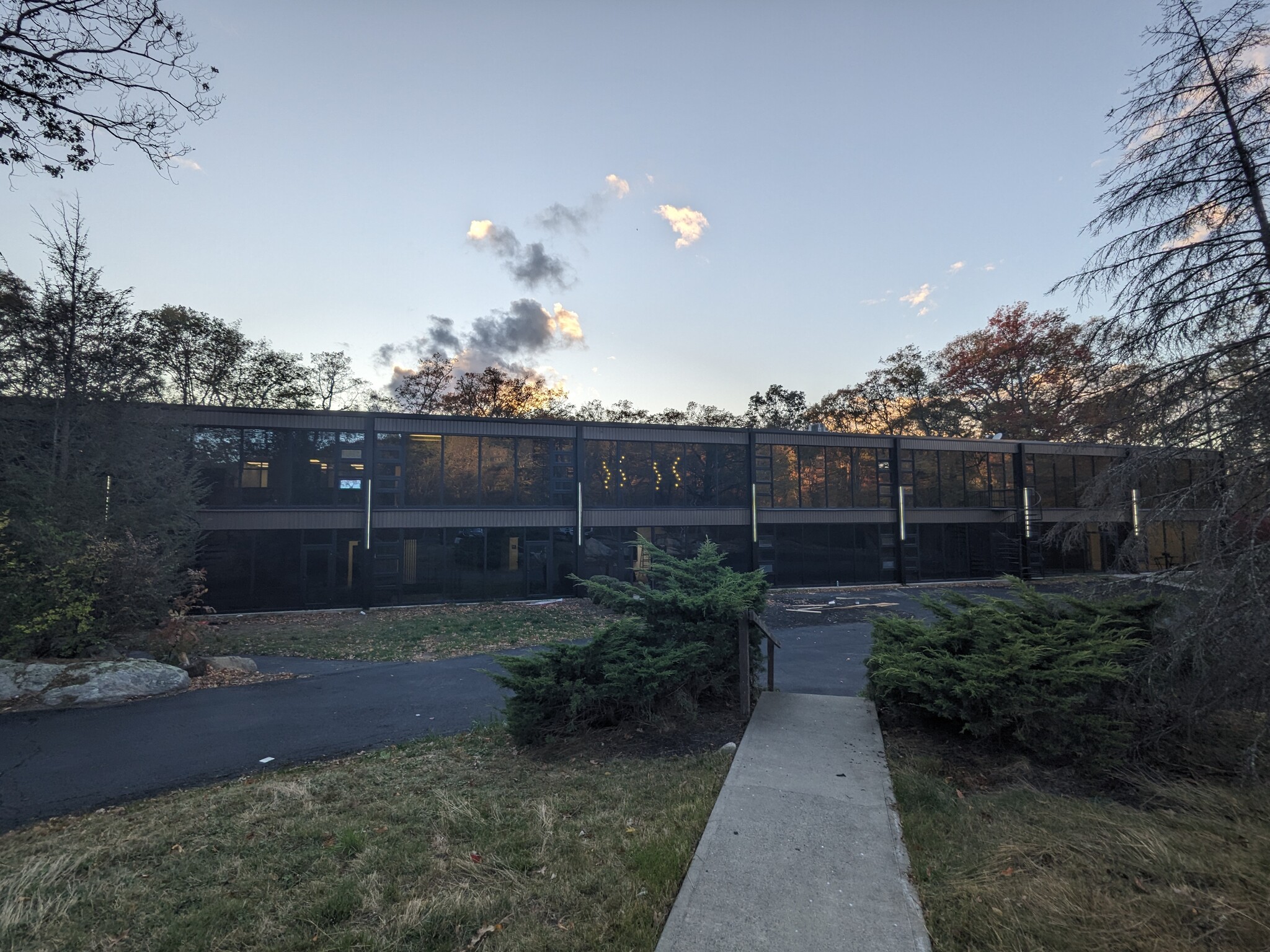 16 Sterling Lake Rd, Tuxedo Park, NY for lease Building Photo- Image 1 of 26