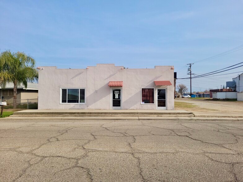 534 5th St, Orange Cove, CA 93646