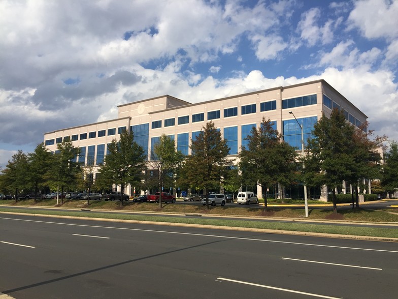 13851 Sunrise Valley Dr, Herndon, VA for lease - Building Photo - Image 1 of 17