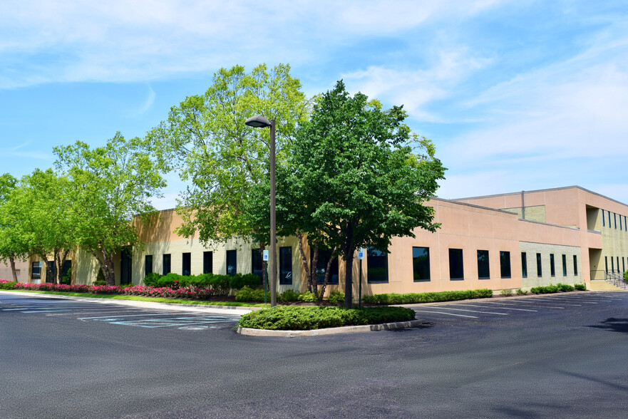 135 Engineers Rd, Hauppauge, NY for lease - Building Photo - Image 1 of 12