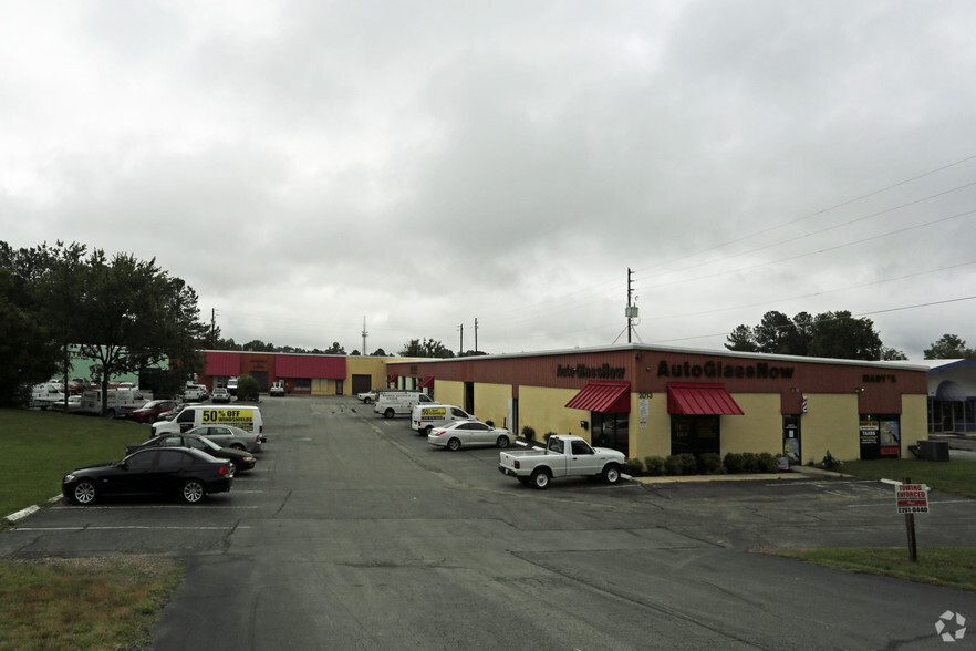 2013 New Hope Church Rd, Raleigh, NC for lease - Building Photo - Image 3 of 9