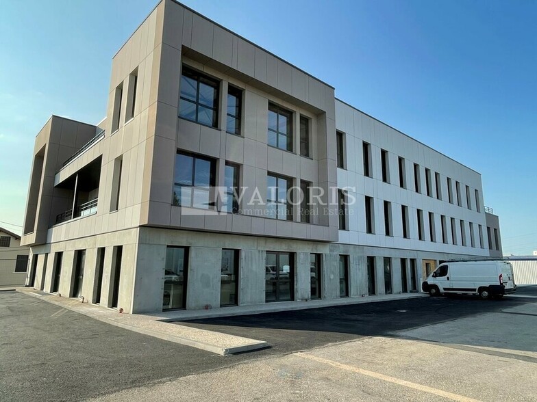 Office in Limas for lease - Building Photo - Image 3 of 5