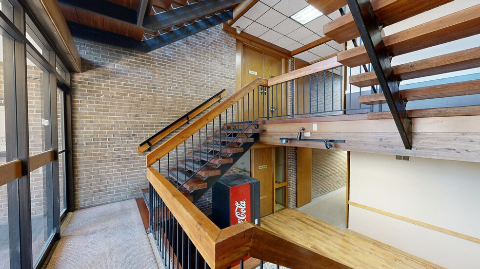 240 E Lake St, Addison, IL for lease - Matterport 3D Scan - Image 3 of 17