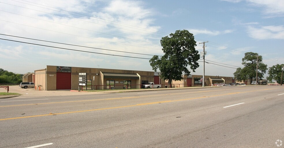 1844 W Division St, Arlington, TX for lease - Building Photo - Image 2 of 4