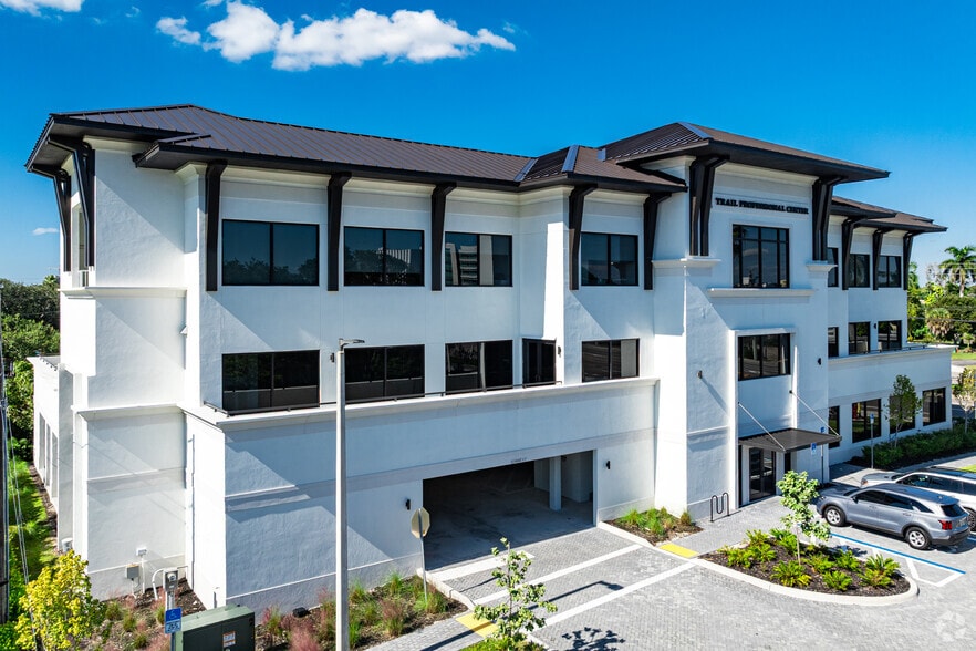 3080 Tamiami Trl E, Naples, FL for lease - Primary Photo - Image 1 of 39