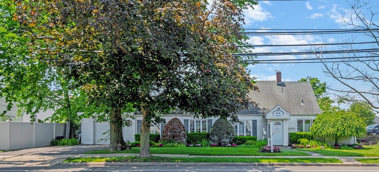 542 Gardiners Ave, Levittown, NY 11756