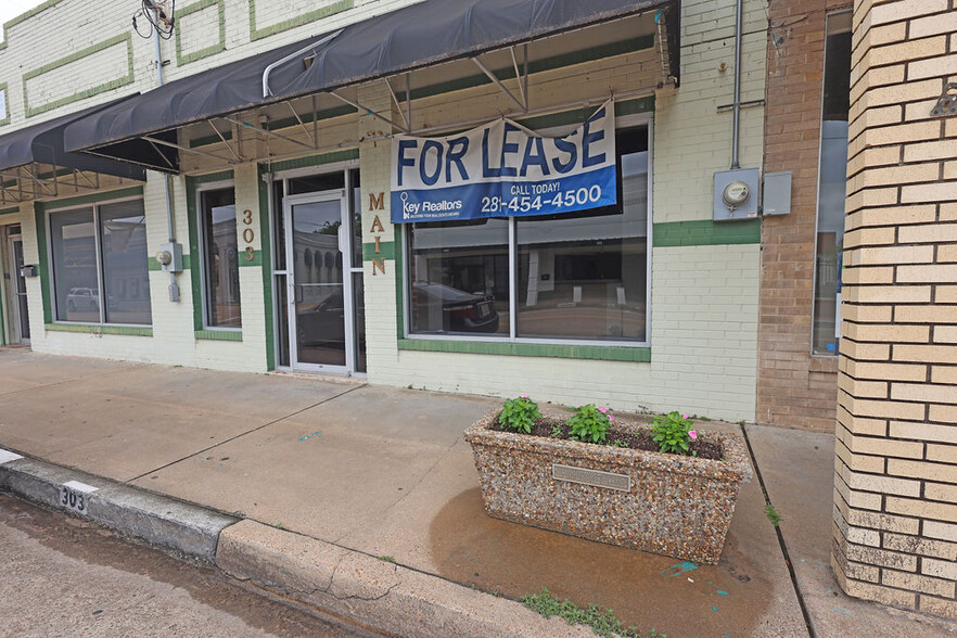 303 E Main St, Humble, TX for lease - Building Photo - Image 2 of 19