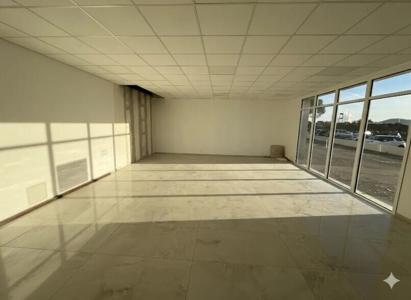 Retail in Solliès-Pont for lease - Building Photo - Image 2 of 4