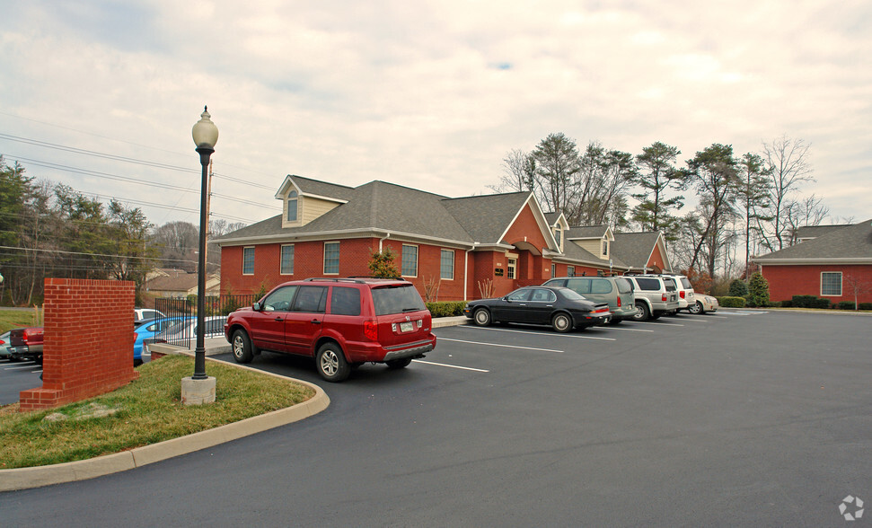 1376-1378 Papermill Pointe Way, Knoxville, TN for lease - Building Photo - Image 2 of 6