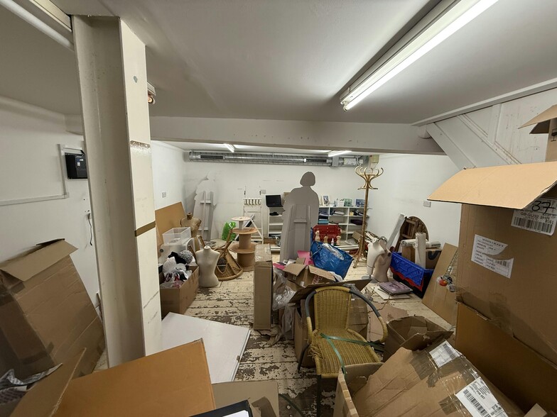 19 The Square, Petersfield for lease - Interior Photo - Image 2 of 4