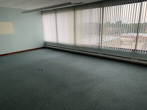 701 Lee St, Des Plaines, IL for lease Interior Photo- Image 2 of 9