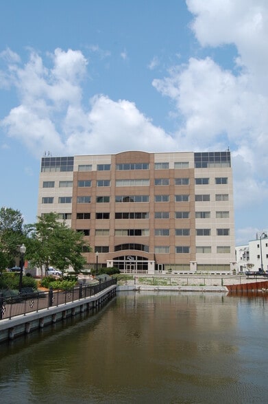 120 N Commercial St, Neenah, WI for lease - Building Photo - Image 1 of 10