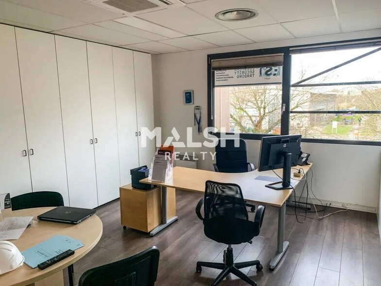 Office in Bron for lease - Interior Photo - Image 2 of 8