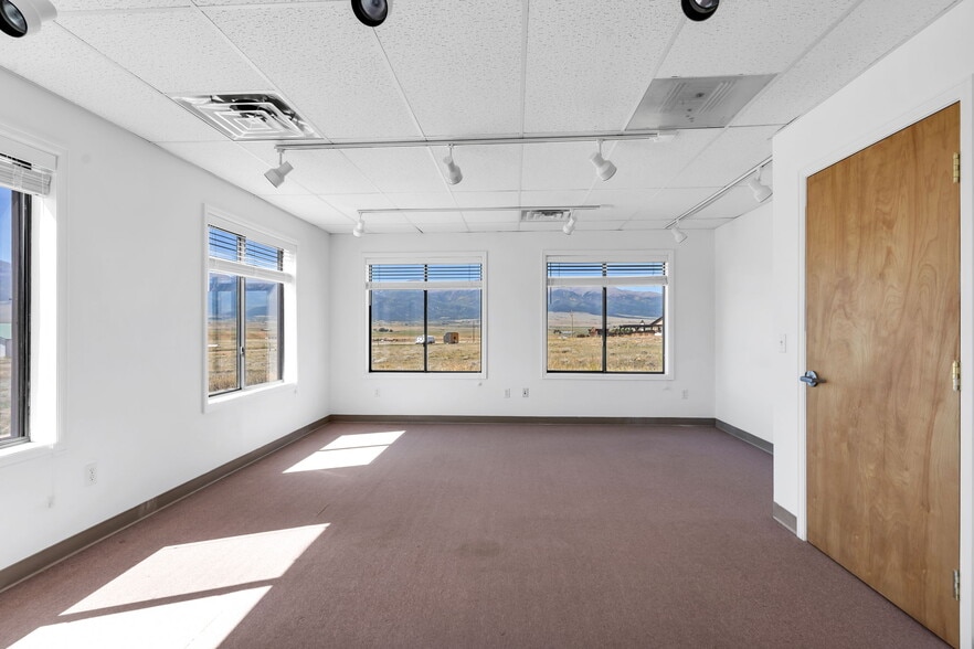 101 Ridgeline Dr, Westcliffe, CO for sale - Interior Photo - Image 3 of 17