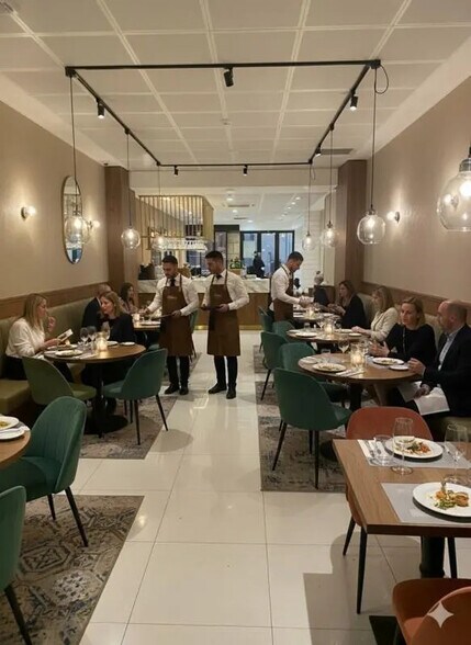 Retail in Quimper for lease - Building Photo - Image 2 of 3