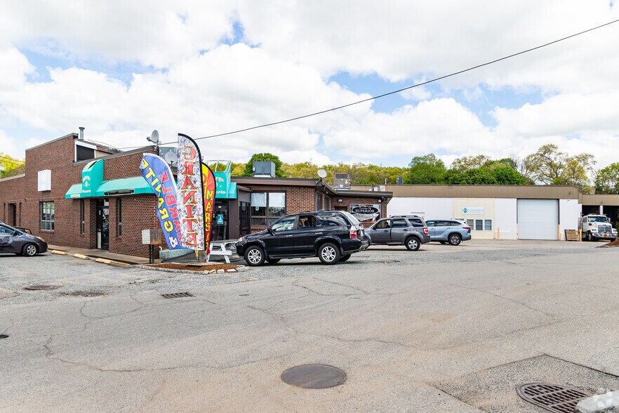 840 Cumberland Hill Rd, Woonsocket, RI for sale - Primary Photo - Image 1 of 1