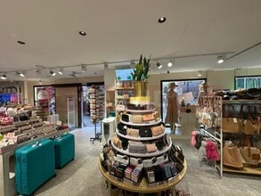 Retail in Barcelona, Barcelona for lease Interior Photo- Image 2 of 8