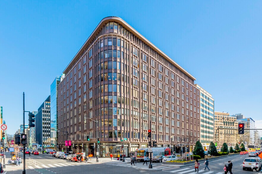 1025 Connecticut Ave NW, Washington, DC for lease - Heavy Foot Traffic at the Corner of Connecticut Ave NW and L St NW - Image 1 of 8