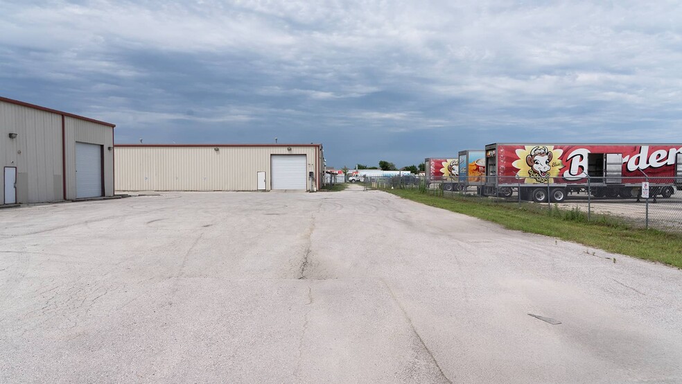 14215 Suncrest Rd, Manor, TX for lease - Building Photo - Image 3 of 8