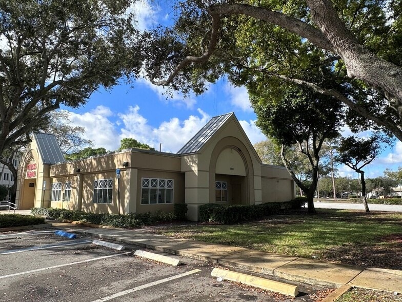 1700 W Commercial Blvd, Fort Lauderdale, FL for sale - Building Photo - Image 2 of 7