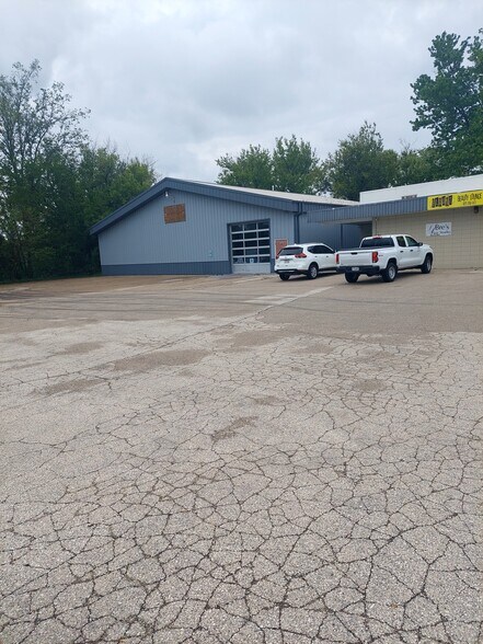 320 Summit Ave, Watertown, WI for lease - Building Photo - Image 3 of 8