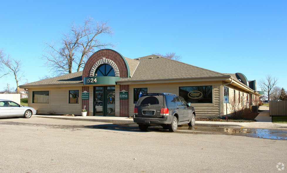 1524 S Green Bay Rd, Racine, WI for sale - Primary Photo - Image 1 of 1