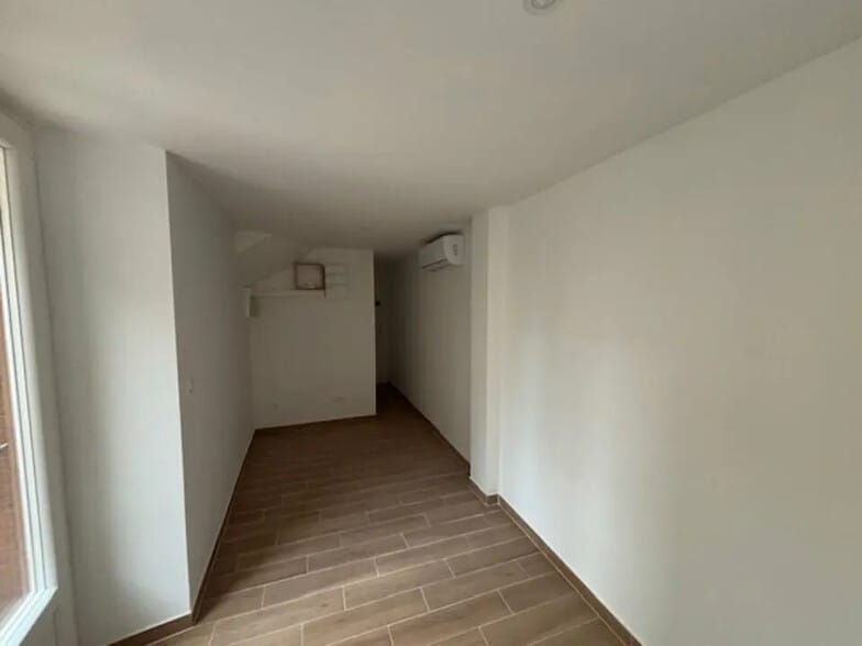 Retail in Orange for lease - Interior Photo - Image 2 of 4