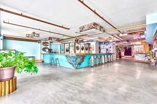 The Lincoln Apartments - Pub