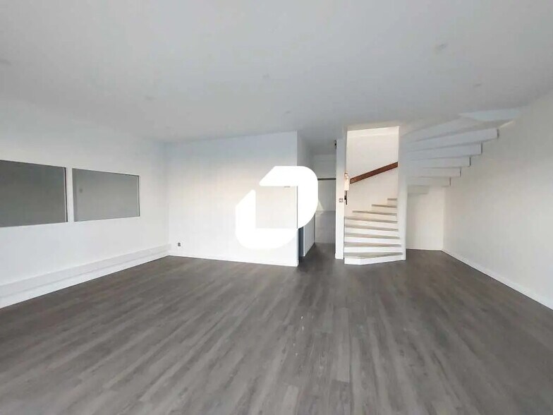 6-8 Rue Marie Curie, Coignières for lease - Interior Photo - Image 2 of 10