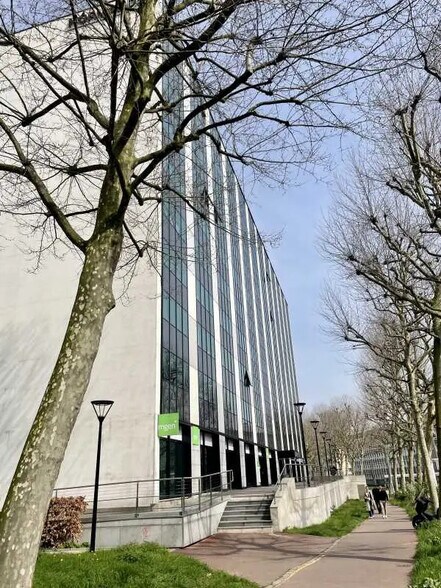 Office in Rouen for lease - Building Photo - Image 3 of 8