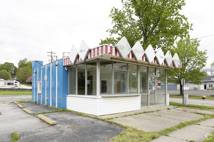 411 N Red Bud Trl, Buchanan, MI for sale - Primary Photo - Image 1 of 1