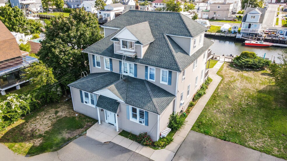 387 Guy Lombardo Ave, Freeport, NY for sale - Primary Photo - Image 1 of 1