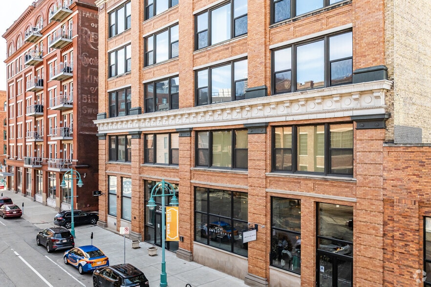 239 E Chicago St, Milwaukee, WI for lease - Building Photo - Image 2 of 19