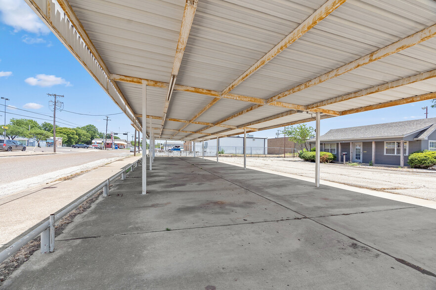 105 W Walnut St, Hillsboro, TX for lease - Building Photo - Image 3 of 16