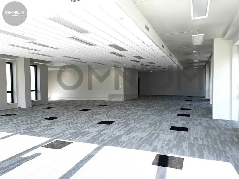 Office in Vénissieux for lease - Building Photo - Image 3 of 15