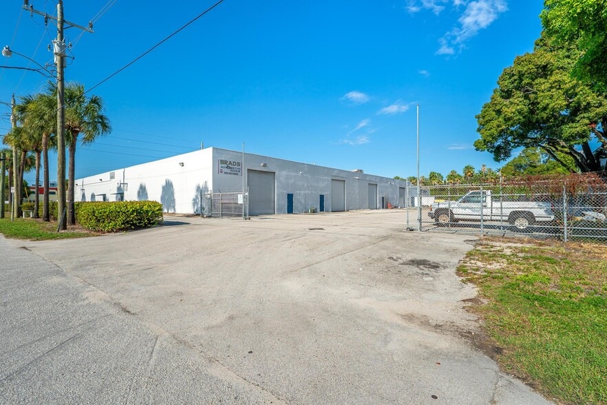 2968 Ravenswood Rd, Fort Lauderdale, FL for lease - Building Photo - Image 3 of 6