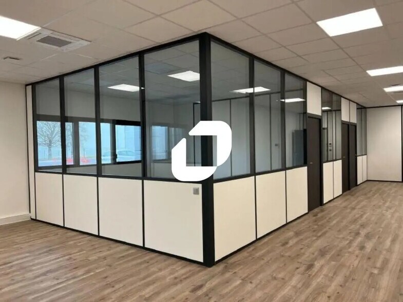 Office in Les Sorinières for lease - Interior Photo - Image 3 of 9