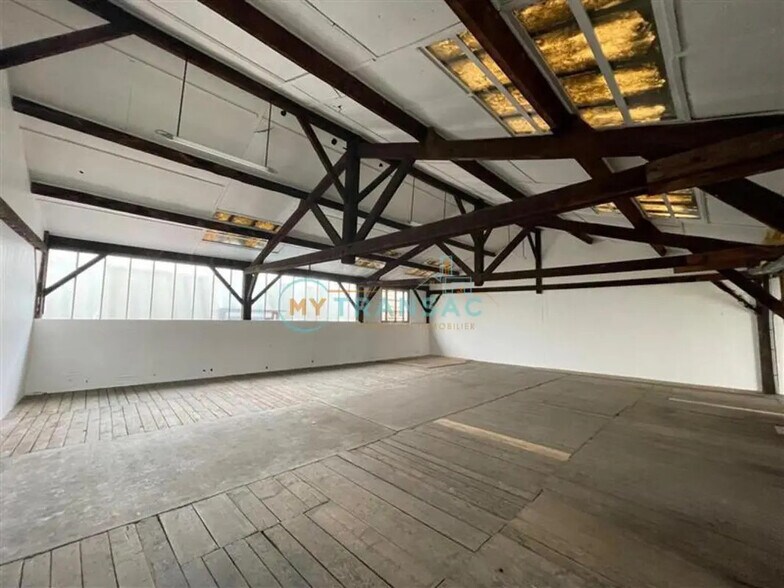 Flex in Villeneuve-Saint-Georges for lease - Interior Photo - Image 2 of 12