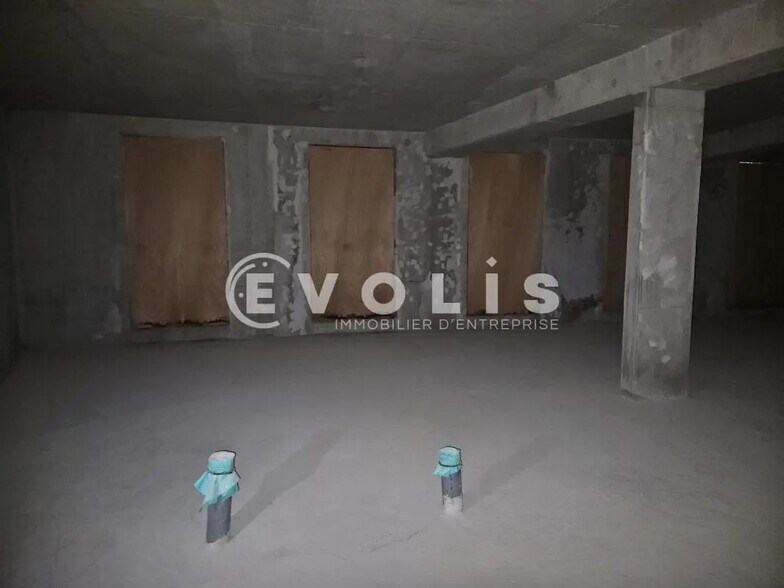 Flex in Vanves for lease - Interior Photo - Image 3 of 14