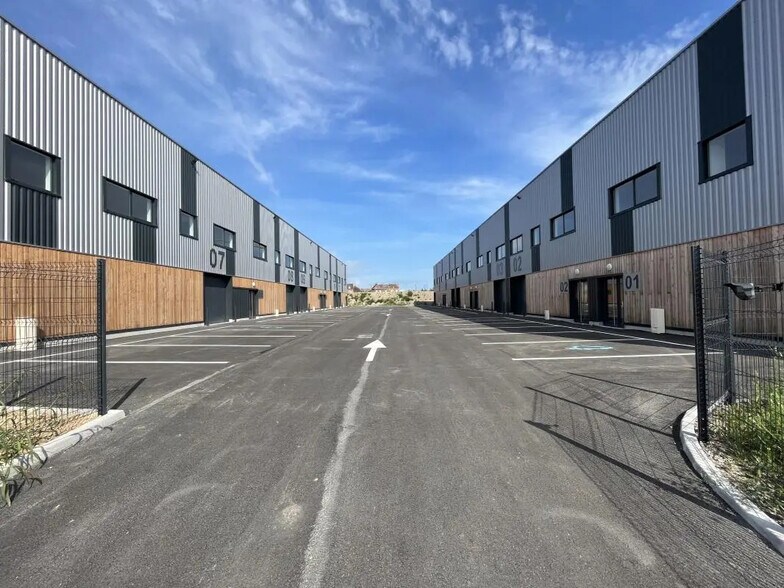 Flex in Wattrelos for lease - Building Photo - Image 2 of 8