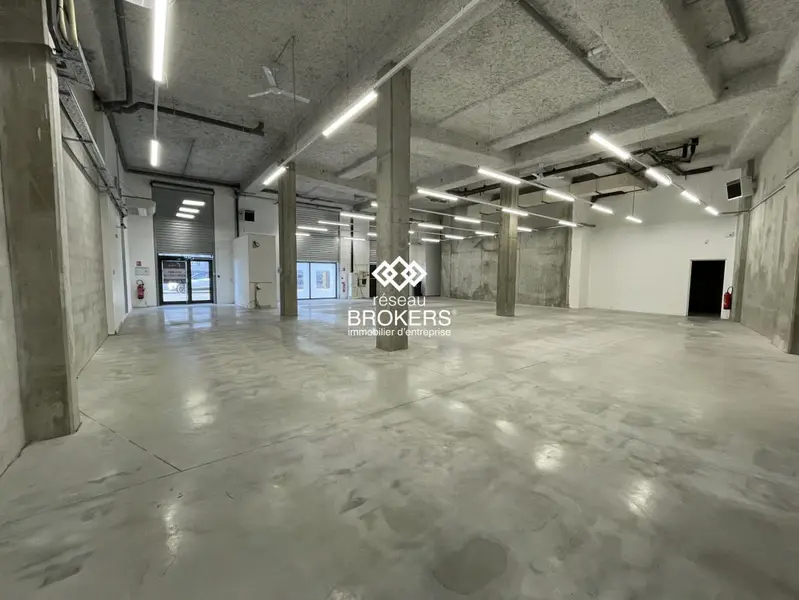 Retail in Lyon for lease Interior Photo- Image 1 of 4